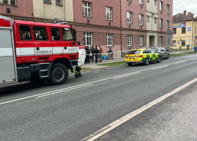 Po potyčce na ulici mezi mužem a ženou zůstal jeden mrtvý. Žena byla transportována do nemocnice