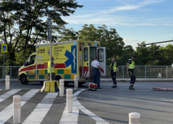 Záchranáři museli ženu transportovat z nepřístupného terénu, naložit do sanitky a přejet k vrtulníku