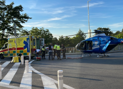 Záchranáři museli ženu transportovat z nepřístupného terénu, naložit do sanitky a přejet k vrtulníku