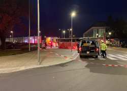 Cyklistka zemřela pod koly autobusu