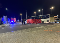 Cyklistka zemřela pod koly autobusu