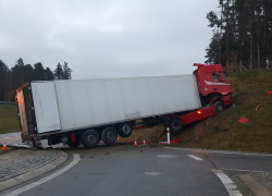 Řidič před kruhovým objezdem ani nebzrdil. Byl opilý