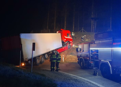 Řidič před kruhovým objezdem ani nebzrdil. Byl opilý