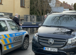 Policisté a pohřební služba na místě činu