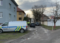 Policisté a pohřební služba na místě činu