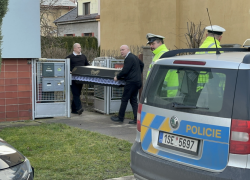 Policisté a pohřební služba na místě činu