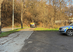 Policisté a pohřební služba na místě činu