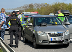 Polcistům z PMJ se podařilo v autě zajistit dva podezřelé