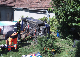 Nehoda s vážným zraněním na Orlickoústecku. Auto skončilo na zahradě rodinného domu.