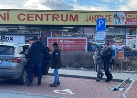 Neznámý muž napadl ženu za bílého dne na ulici sekyrou. Pátrá po něm i policejní vrtulník