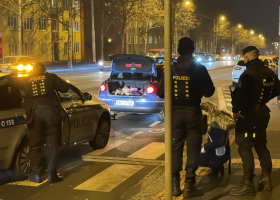 Jel pod vlivem drog, ve vozidle v pátrání a se zákazem řízení. Pražští policisté ho dopadli.