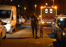 Nalezená polonahá žena byla znásilněna. Pachatel si k ní nasedl do auta, když čekala na syna před školou.