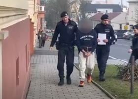 Na obsluhu baru mířil dlouhou zbraní, policie ho obratem chytila