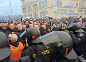 Fanoušci Milána vytáhli na policisty nože