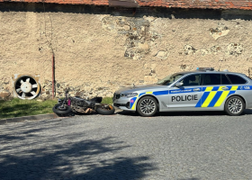 Motorkář ujížděl policistům, na silnici ale neměl co dělat