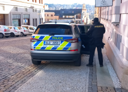 Policisté vedou podezřelého