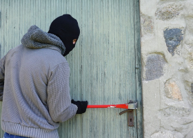 Krádež za bezmála čtyři a půl milionu objasněna, zloděj skončil ve vazbě