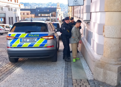 Policisté vedou podezřelého