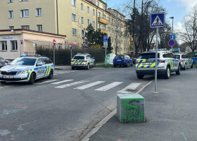 Studenti si domluvili bitku, na základní škole zasahují policisté