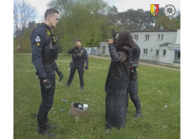 Muž bezdůvodně napadal děti v tramvaji i na zastávce, skončil v poutech