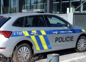 Před policisty se ukryl do gauče