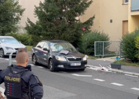 Nejdřív vyhazovala nábytek z okna, potom chtěla sama vyskočit, pomohl policejní vyjednavač