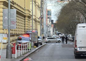 Neobvyklý nález v pražské škole - atrapa semtexu vyvolala poplach