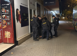 Po několikanásobném neuposlechnutí výzev byli na muže použity donucovací prostředky