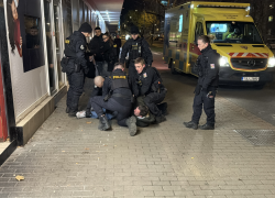 Po několikanásobném neuposlechnutí výzev byli na muže použity donucovací prostředky