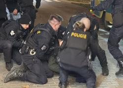 Po několikanásobném neuposlechnutí výzev byli na muže použity donucovací prostředky
