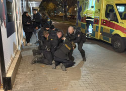 Po několikanásobném neuposlechnutí výzev byli na muže použity donucovací prostředky