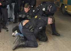 Po několikanásobném neuposlechnutí výzev byli na muže použity donucovací prostředky