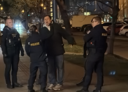Muž se choval arogantně a povýšené. S policisty vůbec nespolupracoval