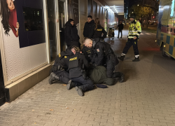 Po několikanásobném neuposlechnutí výzev byli na muže použity donucovací prostředky