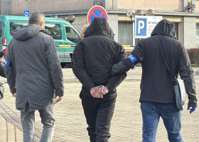 Loupež v centru města: policie zadržela dva podezřelé, po třetím pátrá